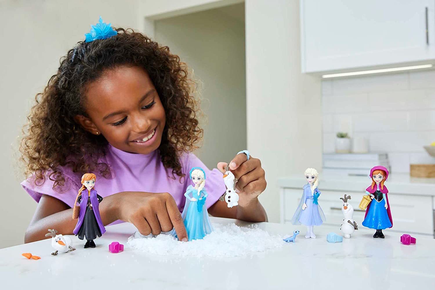 Figurina Colour Reveal Frozen Magic Snow Tranformation cu 6 accesorii surpriza