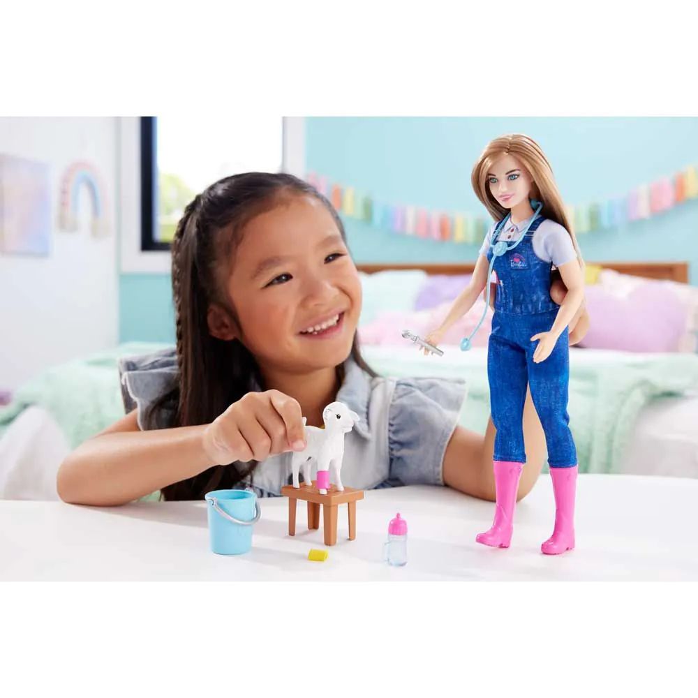 Papusa cu accesorii Barbie Careers Veterinar la Ferma