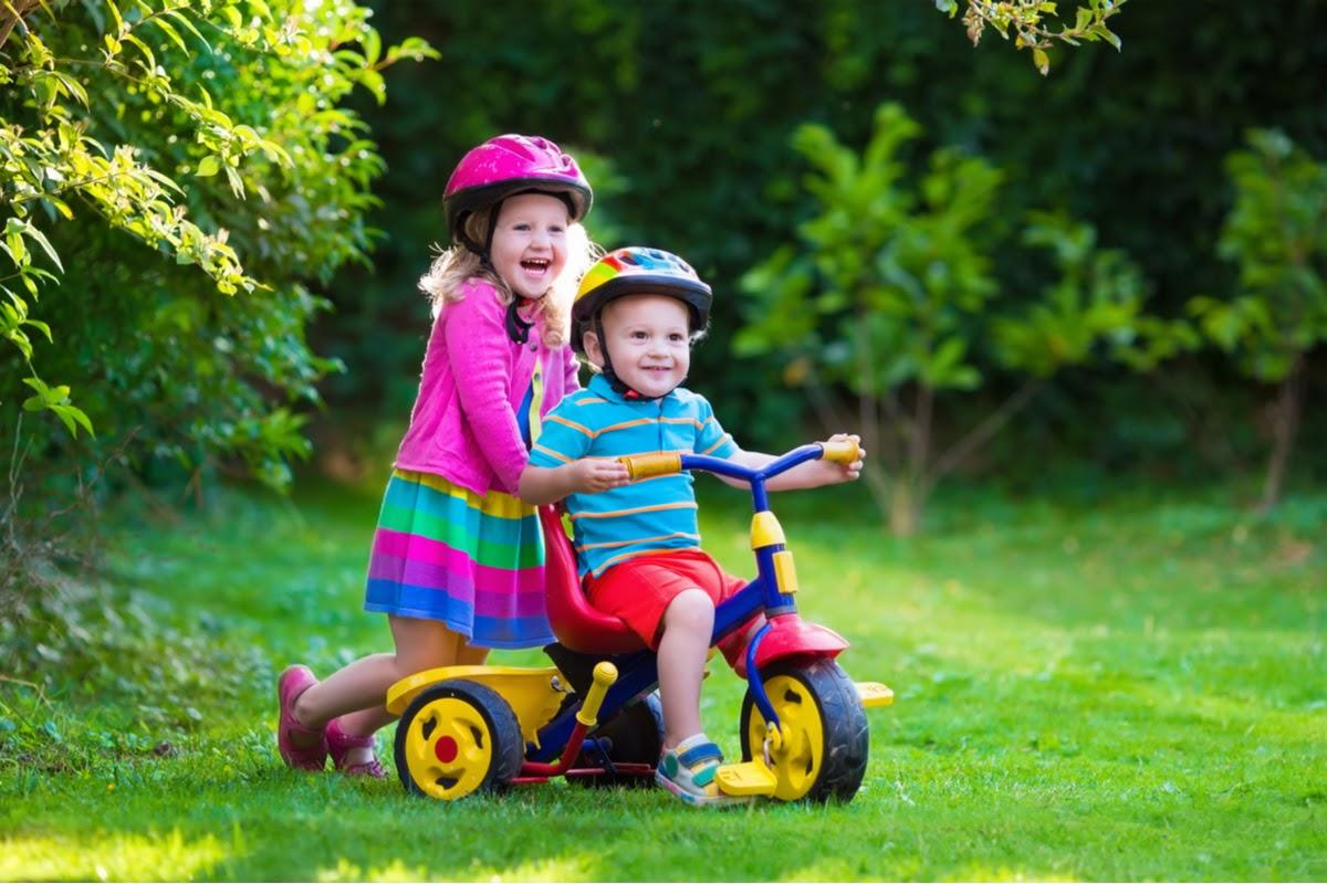 Activitati in aer liber pentru copii si prescolari: 5 beneficii ale jocului in natura + Idei si recomandari de activitati pentru intreaga familie